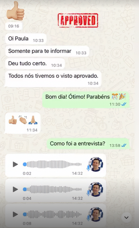 Print de conversa no WhatsApp com carimbo 'Approved': cliente avisa que toda a família teve o visto aprovado.