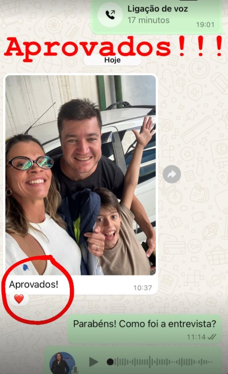 Print de conversa no WhatsApp com foto de uma família comemorando e a mensagem 'Aprovados!!!' sobre o visto confirmado.