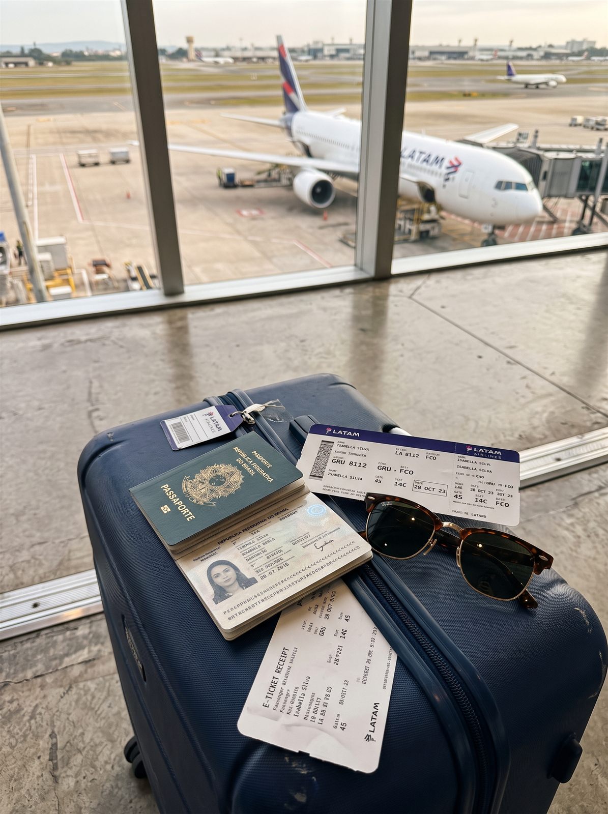 Passaporte e passagens sobre a mesa, preparação para viagem